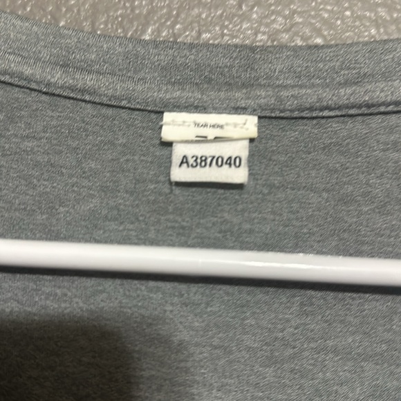 New Balance size M/L V-Neck Women’s Athletic Shirt - Picture 5 of 11